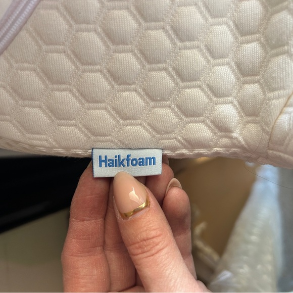 Side Sleeper Pillow - Like New! - Picture 5 of 9